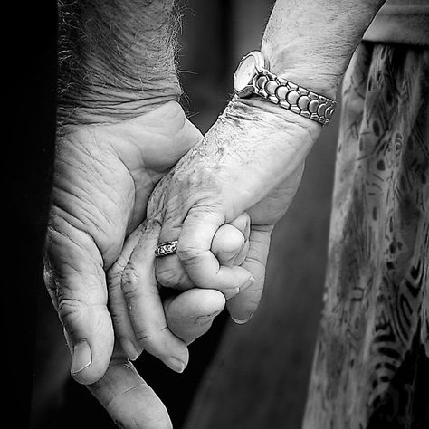 Liefde, kracht en warmte door het vasthouden van elkaars handen. In het dagelijks leven op tijdens een uitvaart, het is iedereen gegund. 